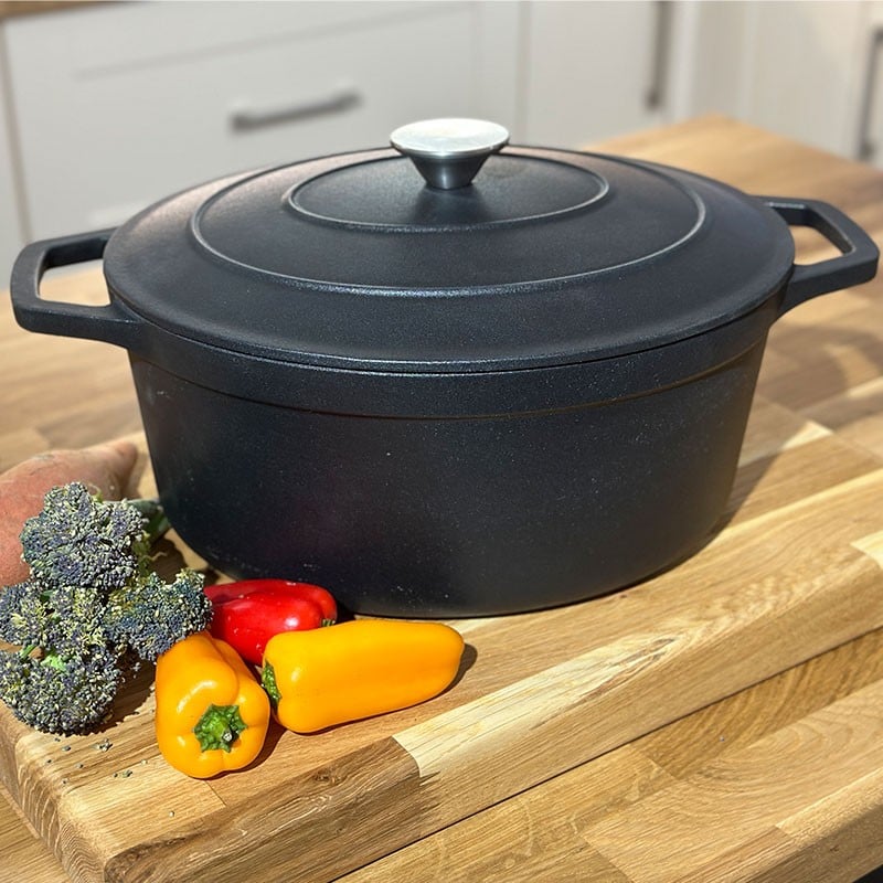 https://www.castinstyle.co.uk/shopimages/products/normal/L7044-Matt-Black-Enameled-Cast-Iron-Casserole-Cooking-Pot-nEW.jpg